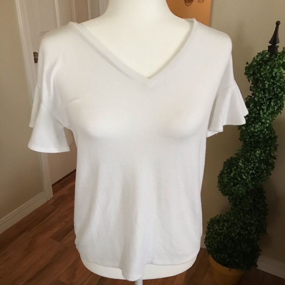 Lightweight sweater with ruffle details on sleeves